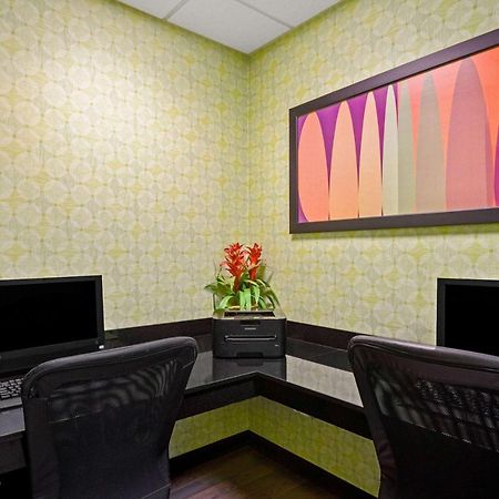 La Quinta Inn By Wyndham Columbia Se Fort Jackson Exterior photo